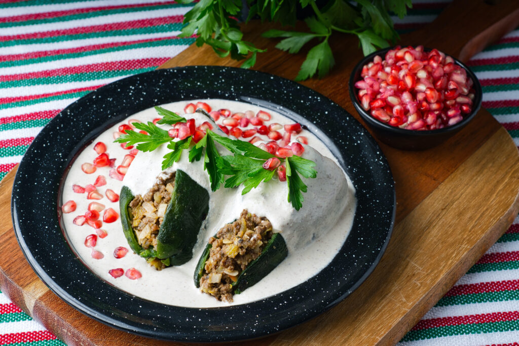 Chiles en nogada sobre una tabla de madera