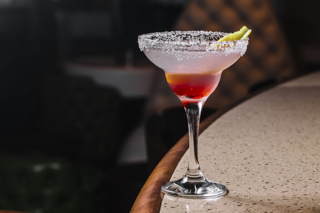 Margarita de frambuesa en una copa de cristal