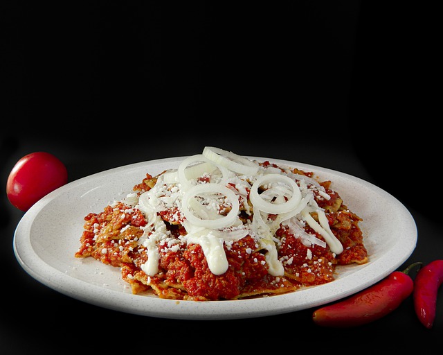 Chilaquiles rojos con crema y queso