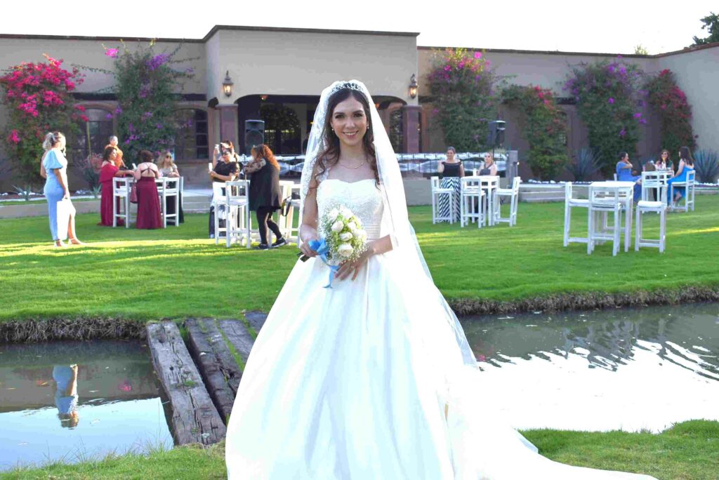 Mujer joven vestida de novia en un jardín