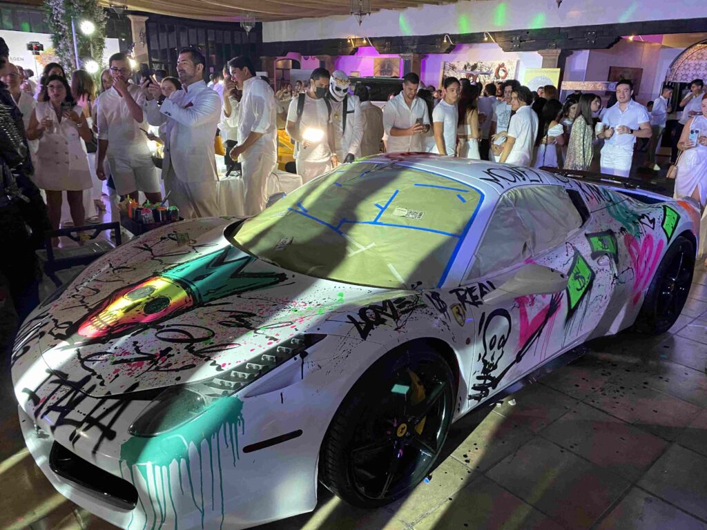 Ferrari blanco con pintura sobre él