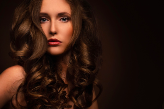 Mujer joven de cabello castaño posando para la foto