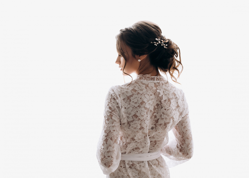 Novia joven usando un vestido de novia muy guapa