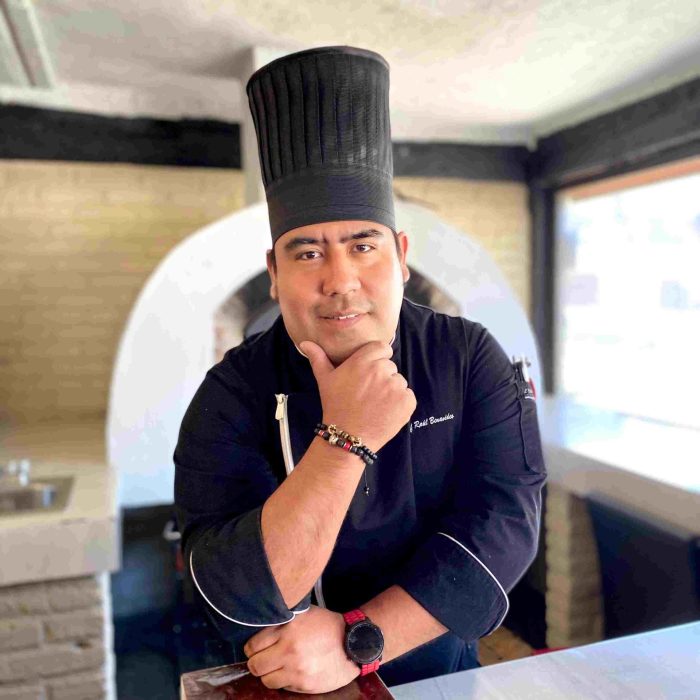 Chef Raúl Benavides con filipina y gorro negro